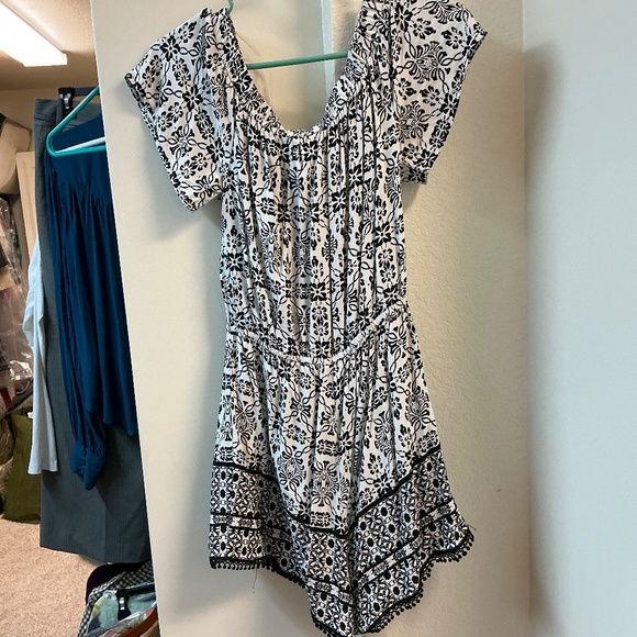 Bebop size M black and white short romper with off the shoulder sleeves - Picture 1 of 2